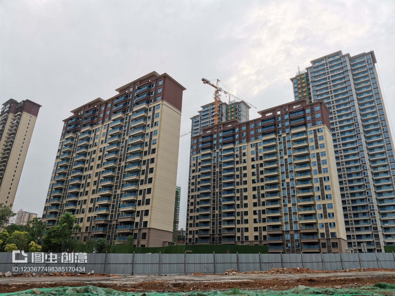 2021年6月16日,湖北宜昌,建设中的商品住宅。统计局:前5月全国房地产开发投资54318亿元